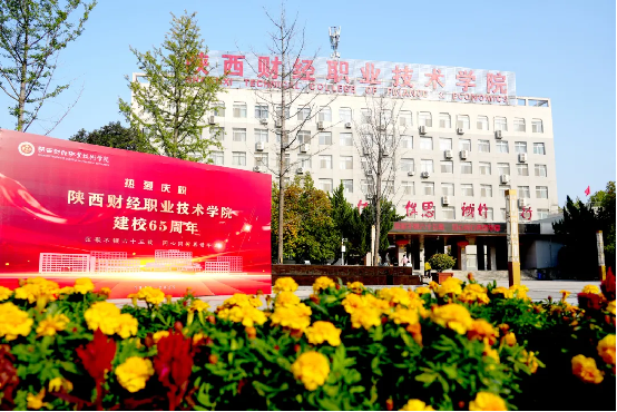 天高云阔，却道天凉好个秋！